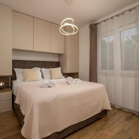 Villa Deep With Pool Maslenica