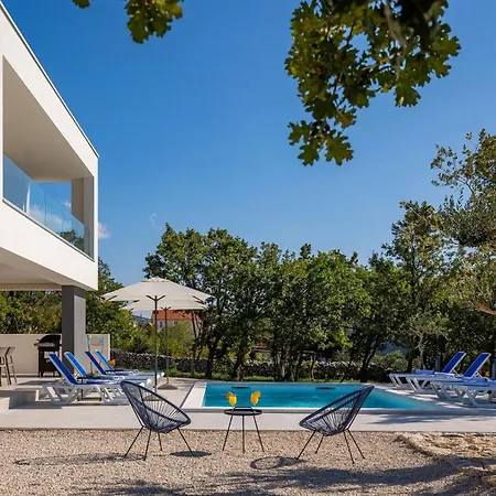 Deep With Pool Villa Maslenica