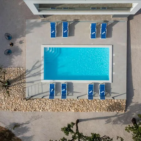 Villa Deep With Pool