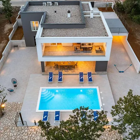 Deep With Pool Villa