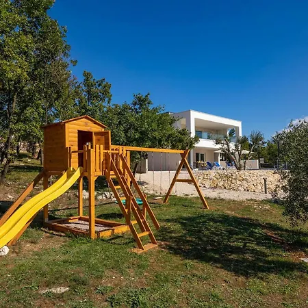 Deep With Pool Villa Maslenica